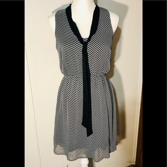 Xhilaration Dresses & Skirts - Xhilaration Black & White Pattern Sleeveless Dress